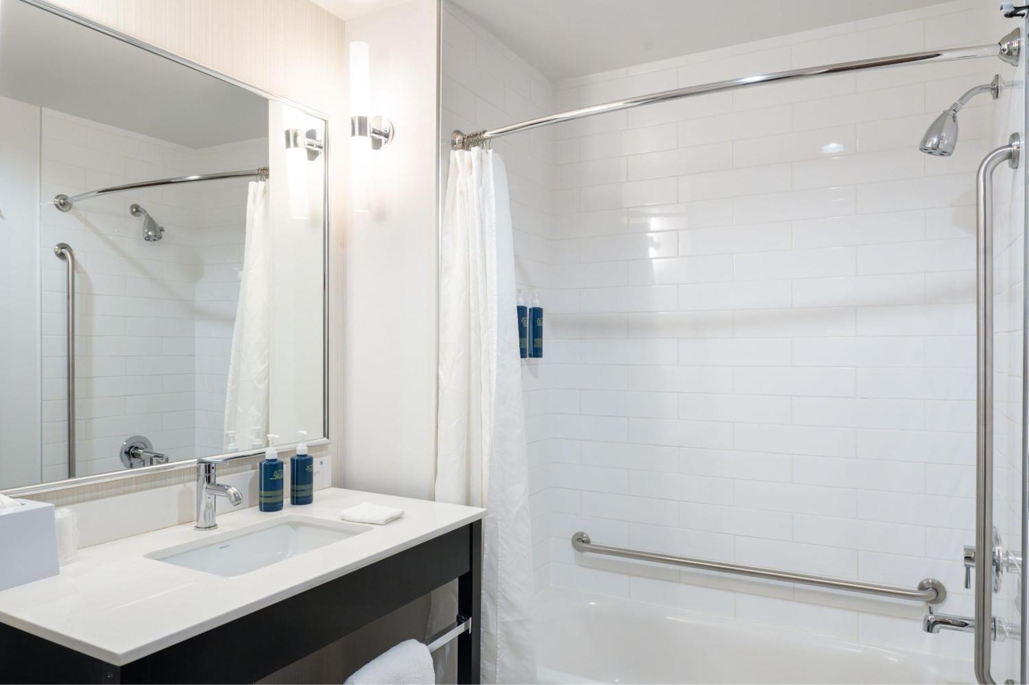 Four Points By Sheraton Edmonton International Airport Ниску Екстериор снимка